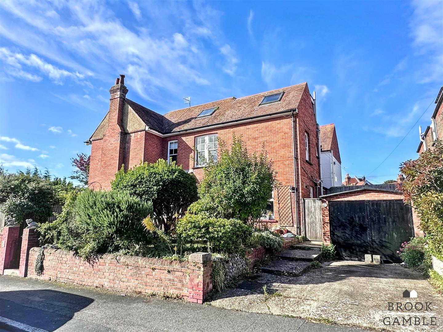 7 Bedroom House - Semi-Detached. Milton Road in Eastbourne, East Sussex 3
